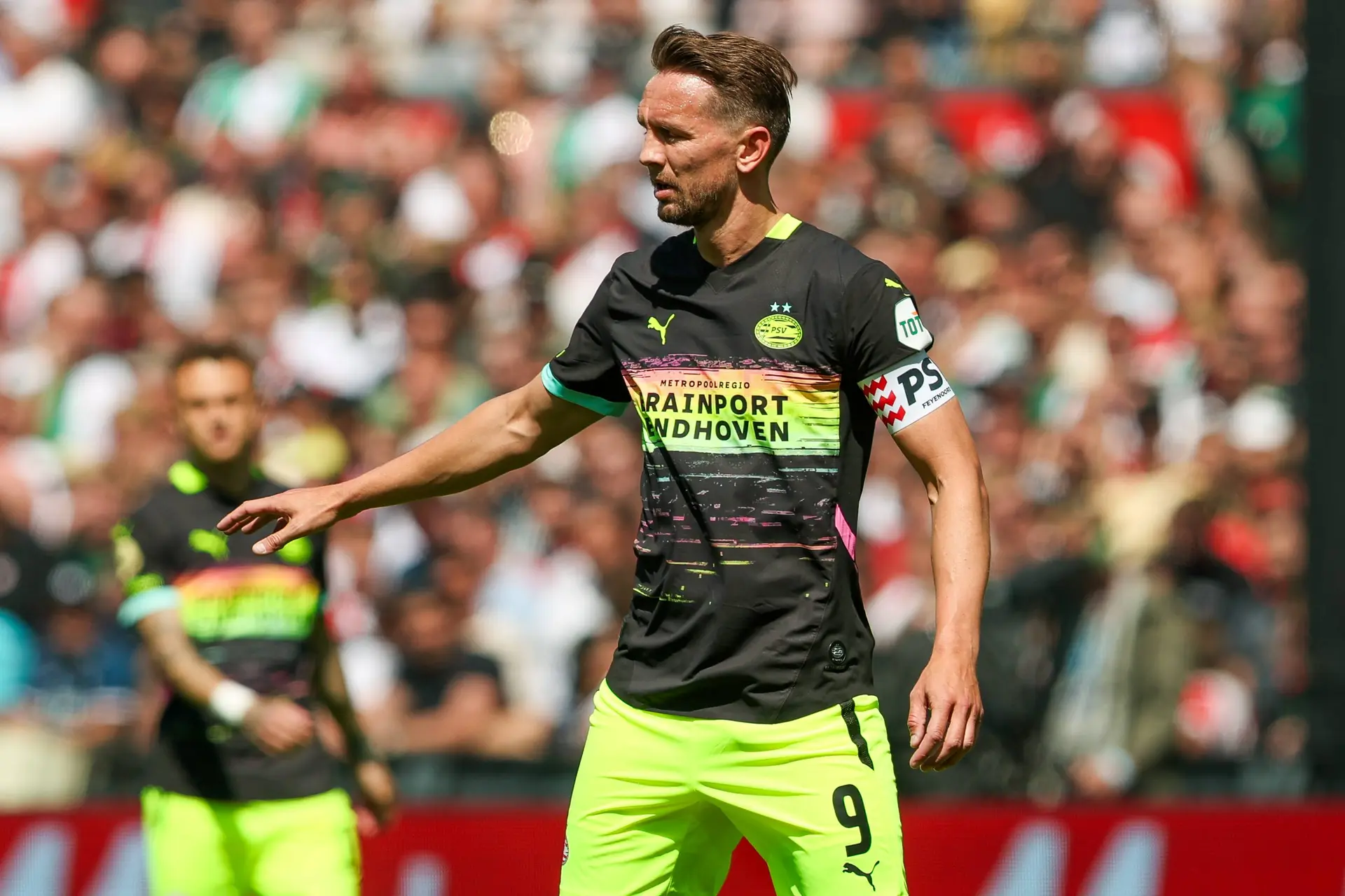 Luuk de Jong trots op ploeggenoot: 'Noa was wel heel heet in De Kuip'