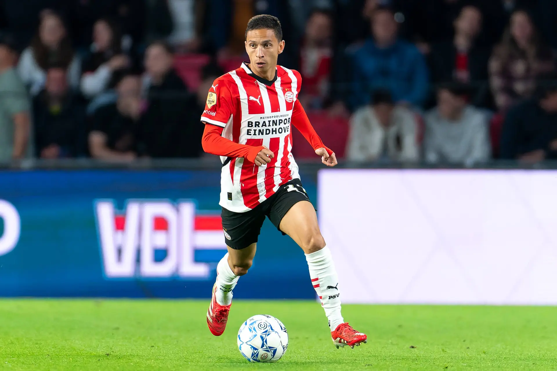 PSV-linksback ziet club als tweede thuis: 'Spelen in Oranje? Natuurlijk wil ik dat'