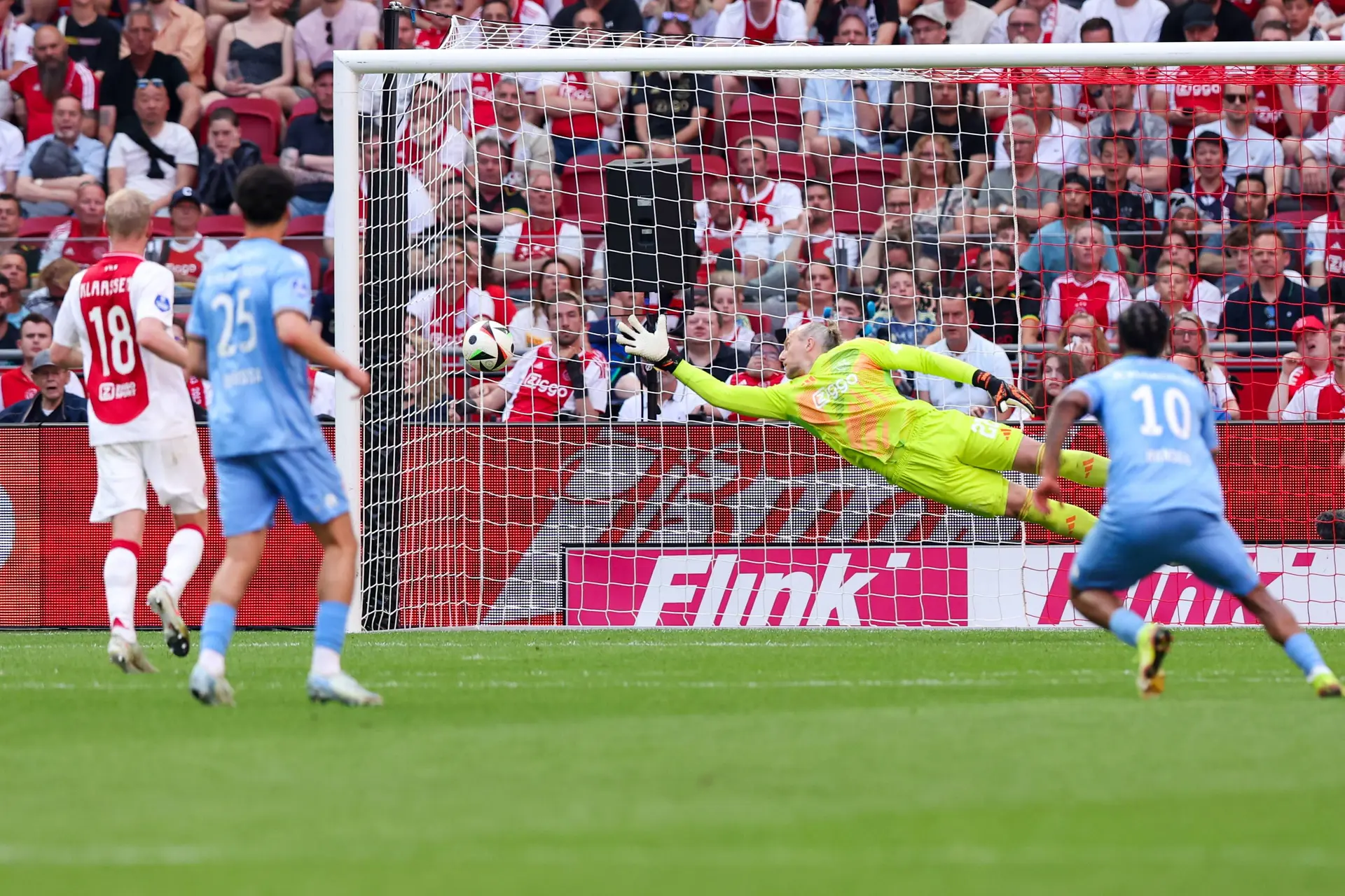 Ajax schrijft geschiedenis terwijl het gat met PSV krimpt: 'Ze hebben het helemaal in eigen hand'