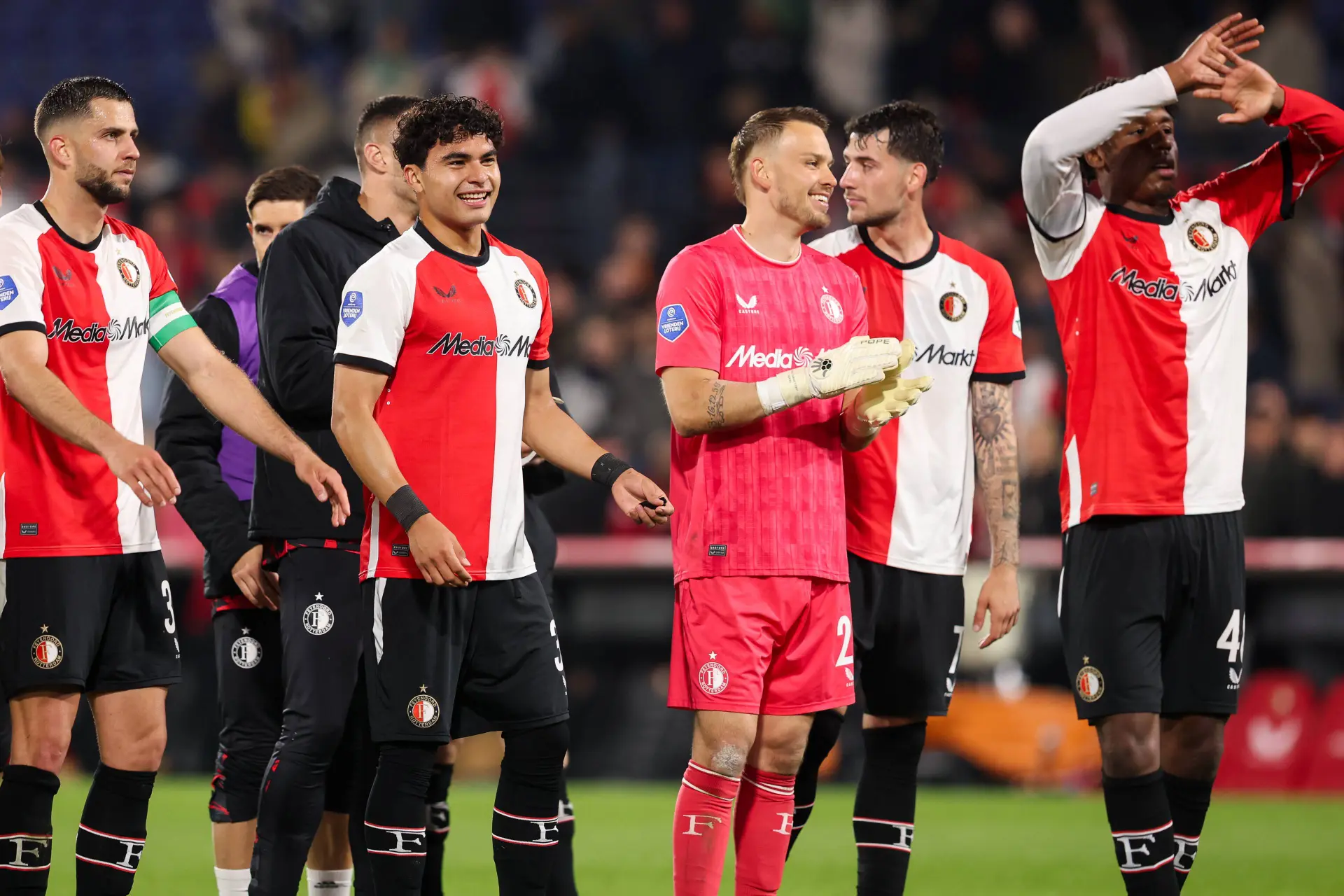 Feyenoorder compleet door het lint en slaat tegenstander tegen de vlakte tijdens interland