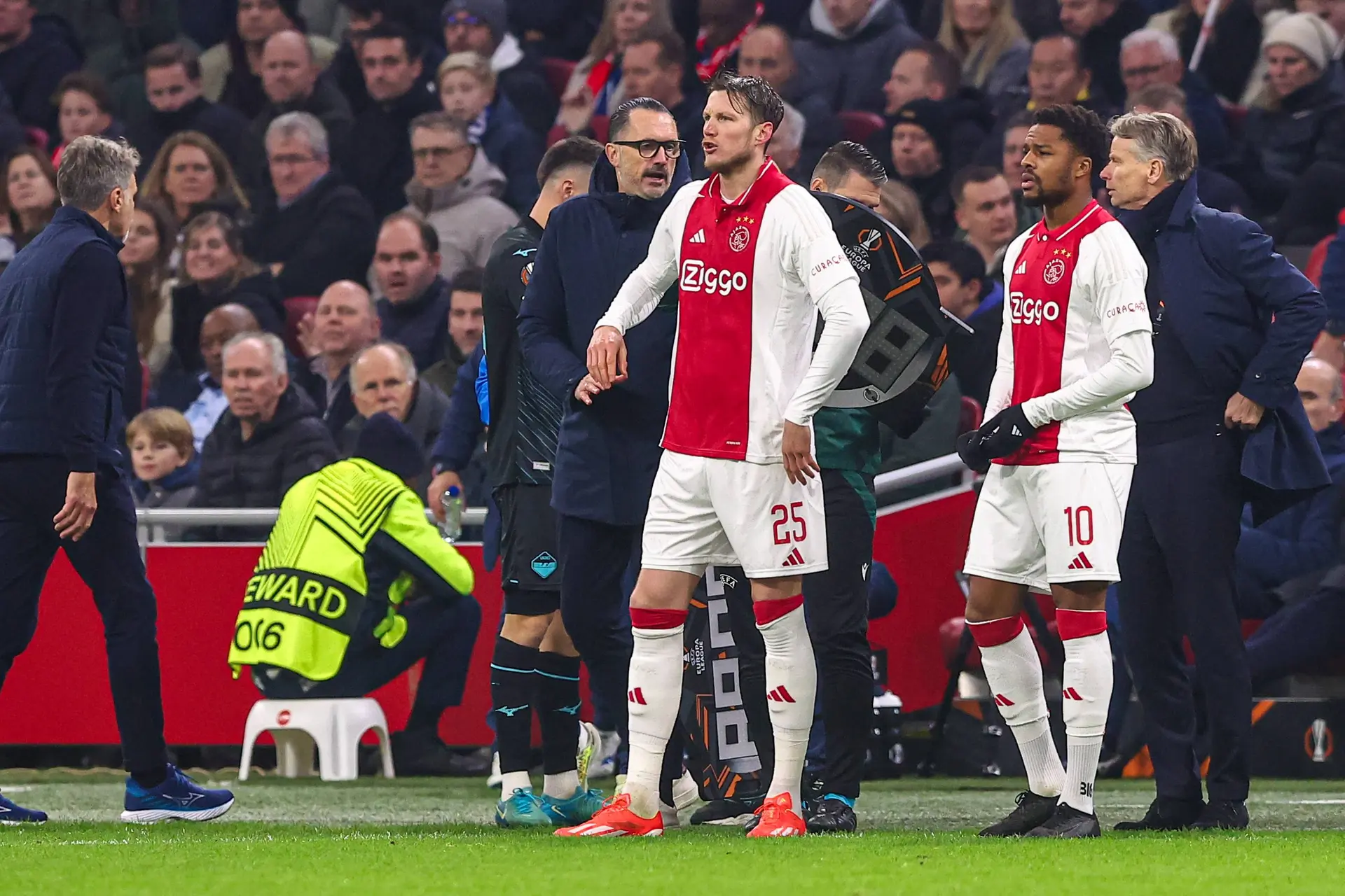 Ajax-aanvaller vertrekt na slepende transferchaos