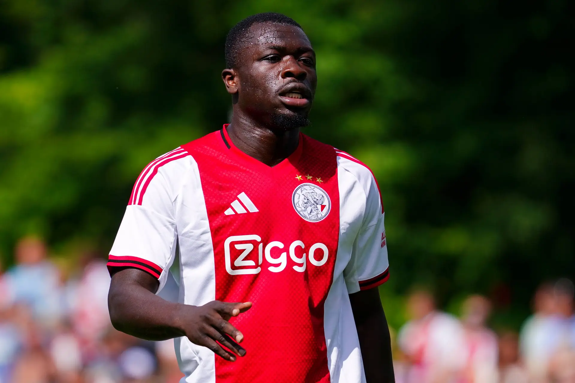 Brian Brobbey buiten wedstrijdselectie Ajax gelaten: 'Heeft zijn hoofd er niet bij'
