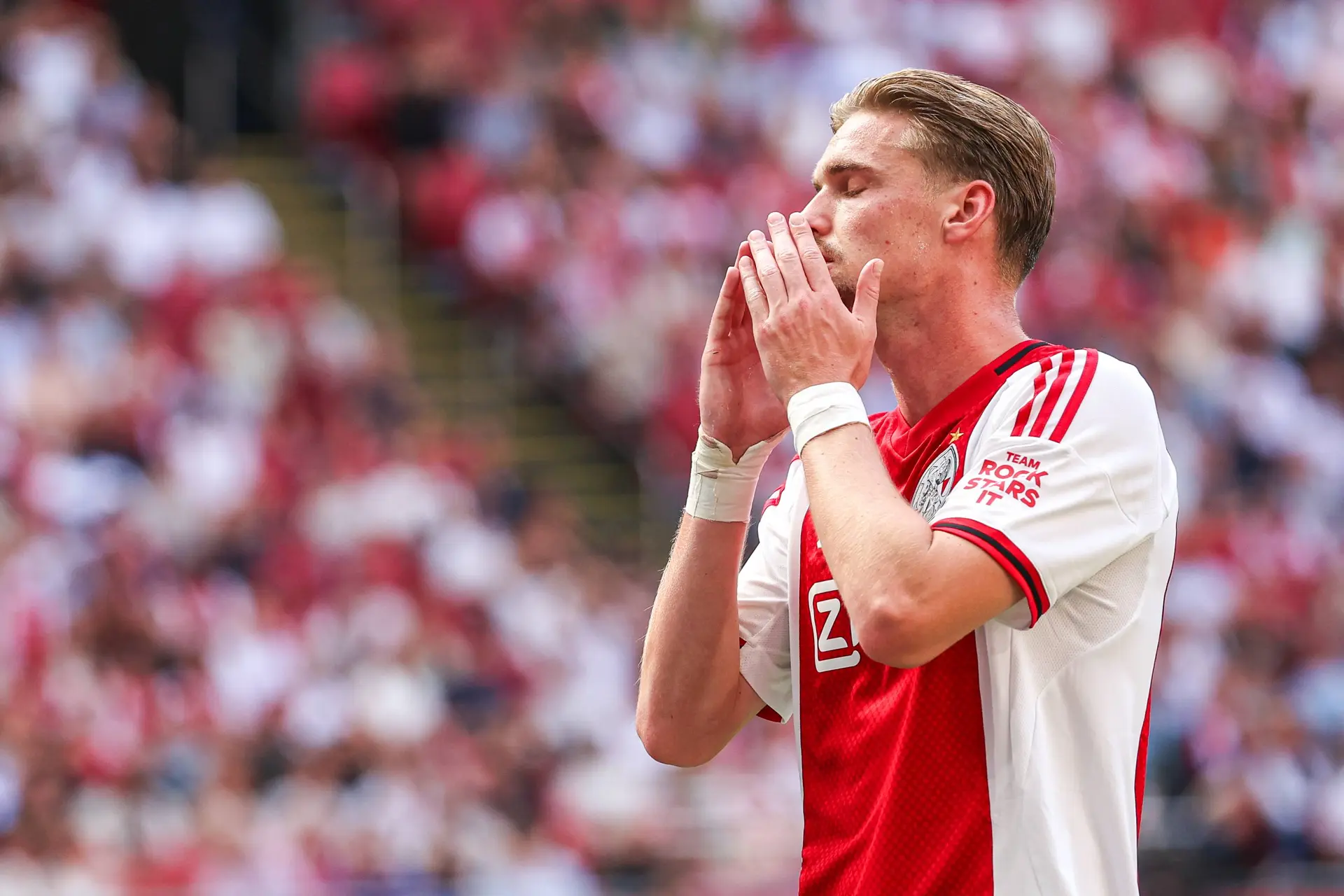 Ajax verlaagt vraagprijs van Kenneth Taylor vlak voor sluiten van transfermarkt
