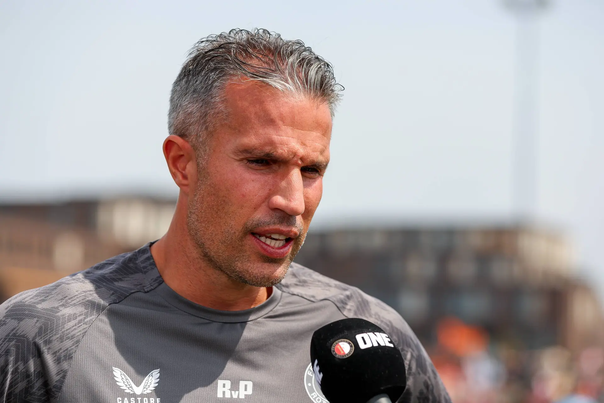 Robin van Persie pakt eerste prijs als Feyenoord-coach: 'Ik vind het echt mooi en een eer'