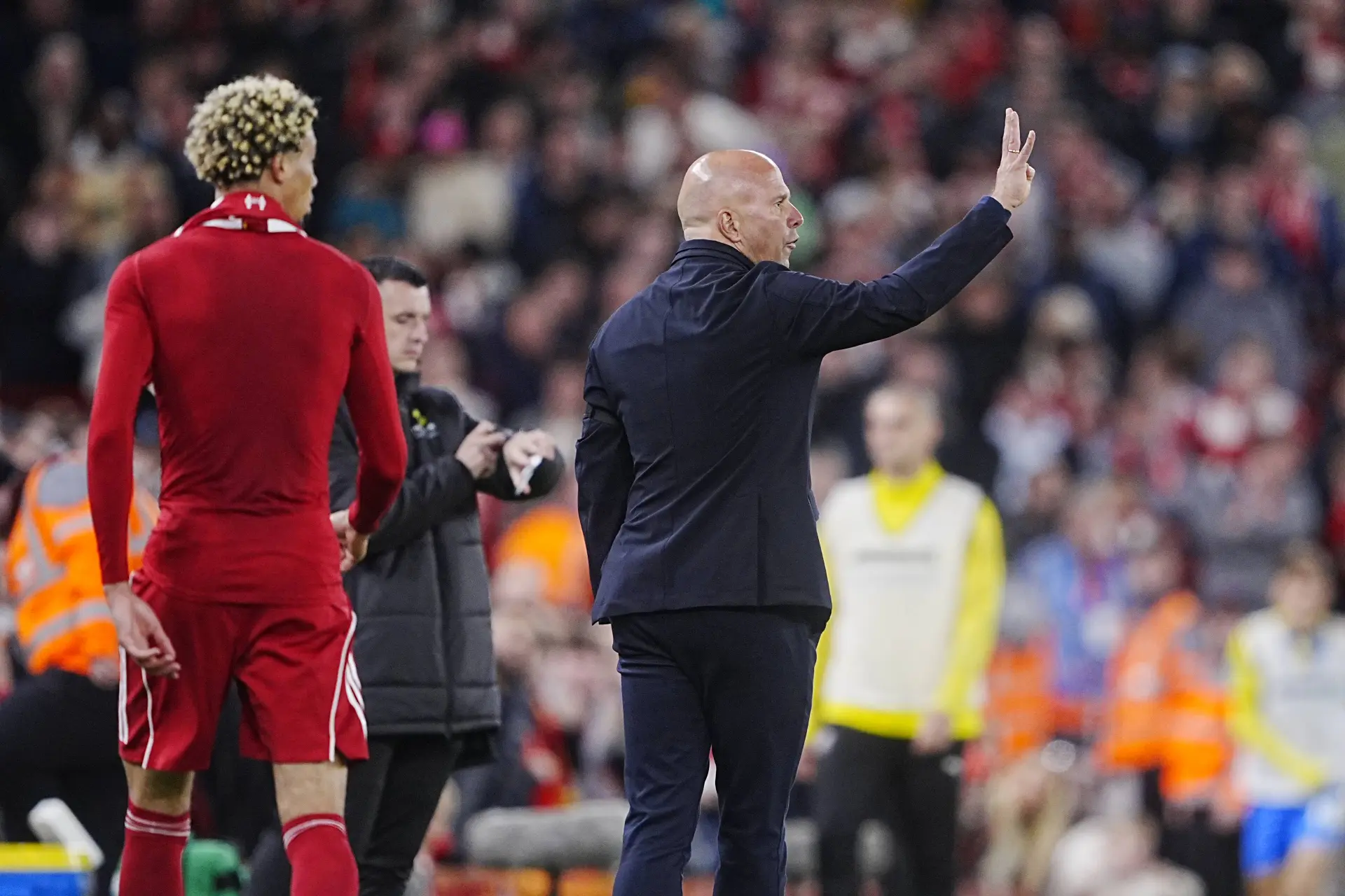 Arne Slot fileert eigen speler na oliedomme rode kaart tijdens bekerduel Liverpool