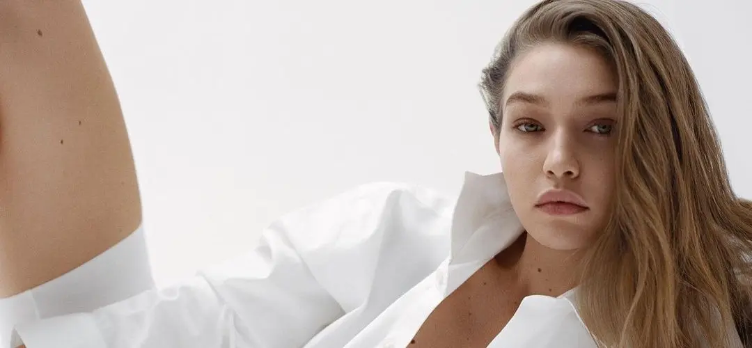 Gigi Hadid hangt vandaag de vlaggetjes uit en dat vieren we met haar mooiste kiekjes