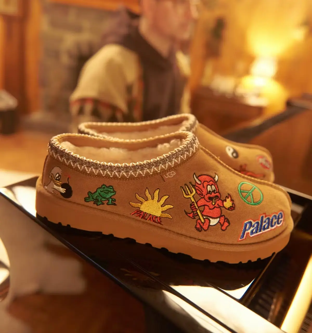 UGG en Palace Skateboards droppen een paar dikke winter essentials