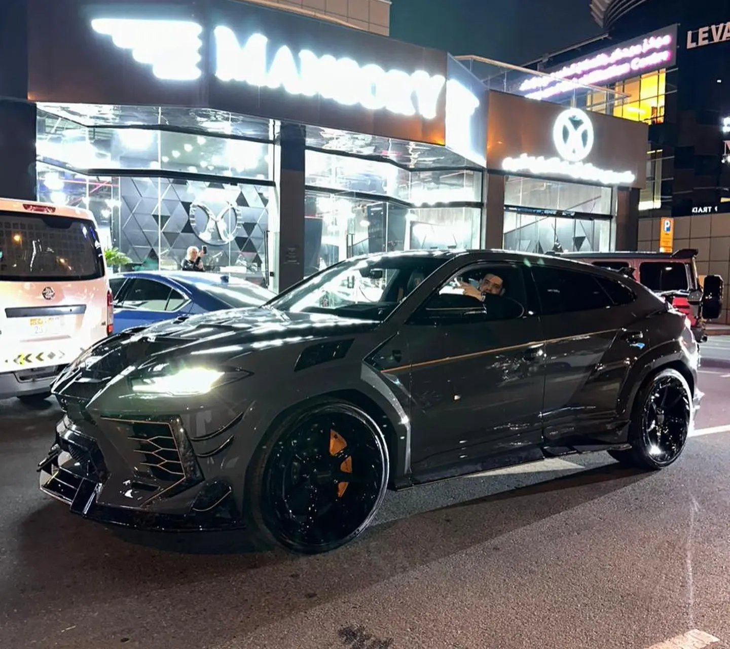 Lijpe voegt daad bij woord en koopt waanzinnige Mansory Lamborghini Urus van zeven ton