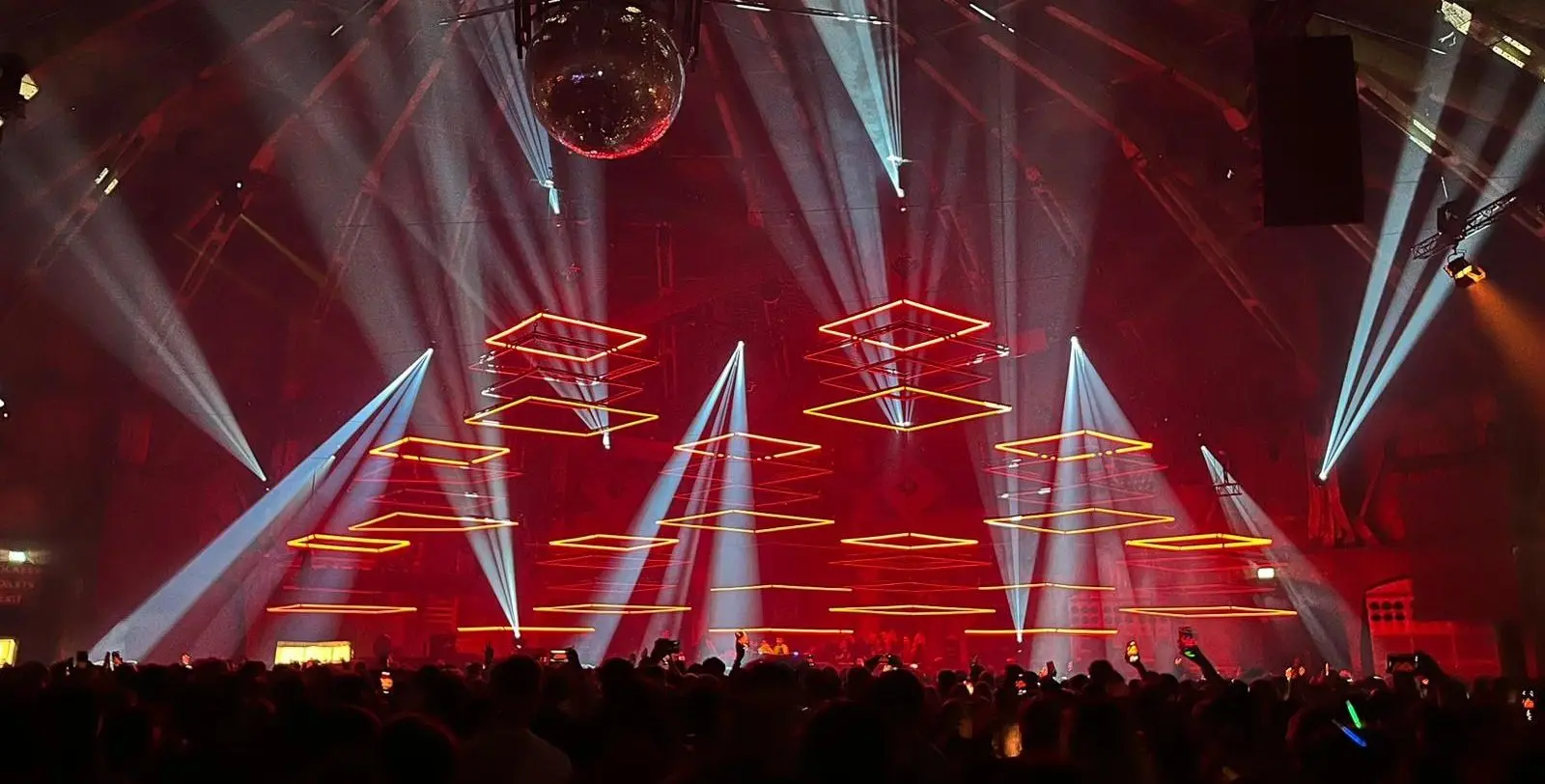 22 feesten, 270.563 stappen en 95 uur party: dit was FHM’s ADE Marathon 2022
