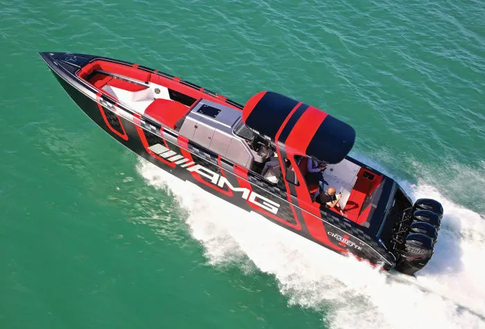 Als een koning op het water met deze speedboot van Mercedes-AMG