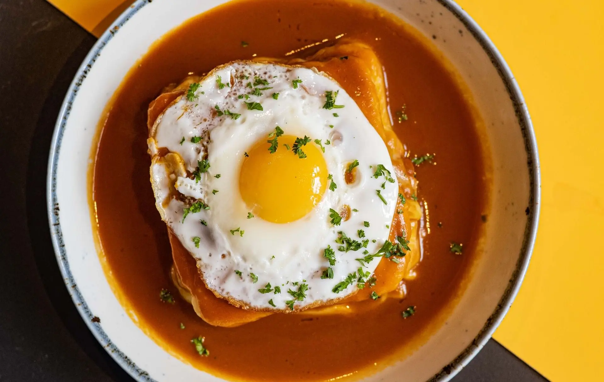 De ultieme hangover cure: proef dit Portugese broodje met biefstuk, worst en ei