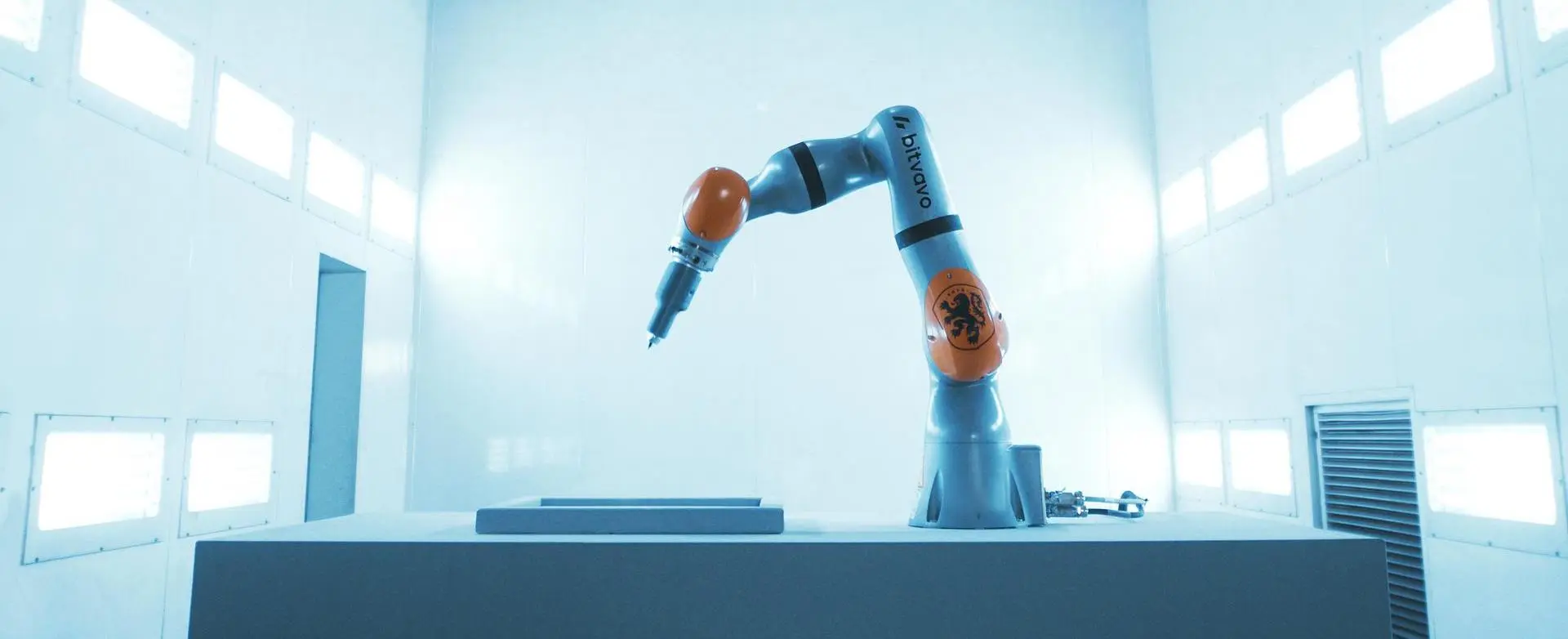 Bitvavo en de KNVB ontwikkelen robotarm die handtekening van Oranje-spelers fabriceert