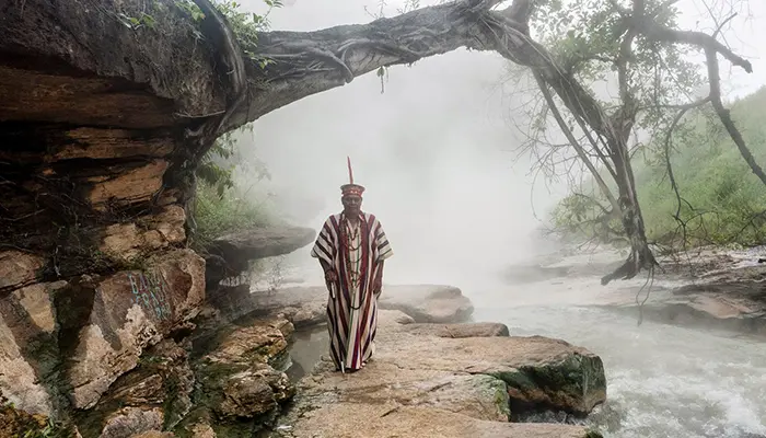 Kokende rivier in Peru is een stromende begraafplaats voor mens en dier