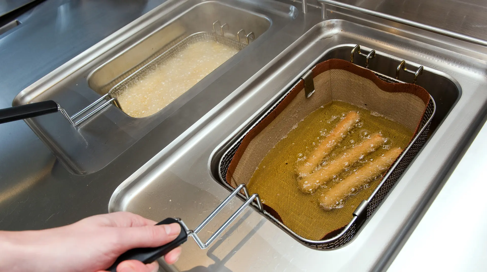 Hier scoor je de allergoedkoopste frikandel van het land