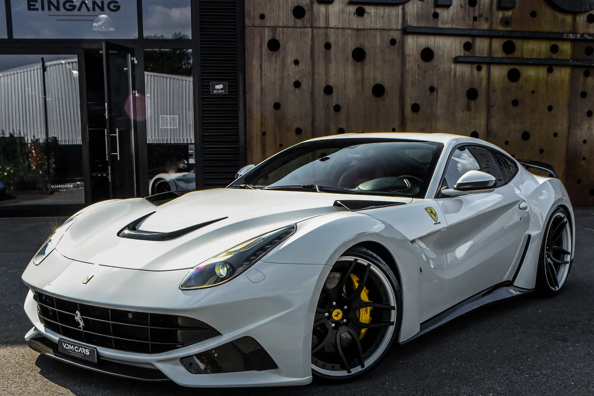 VDM-Cars laat jou de prins in het witte paard zijn met deze Ferrari F12