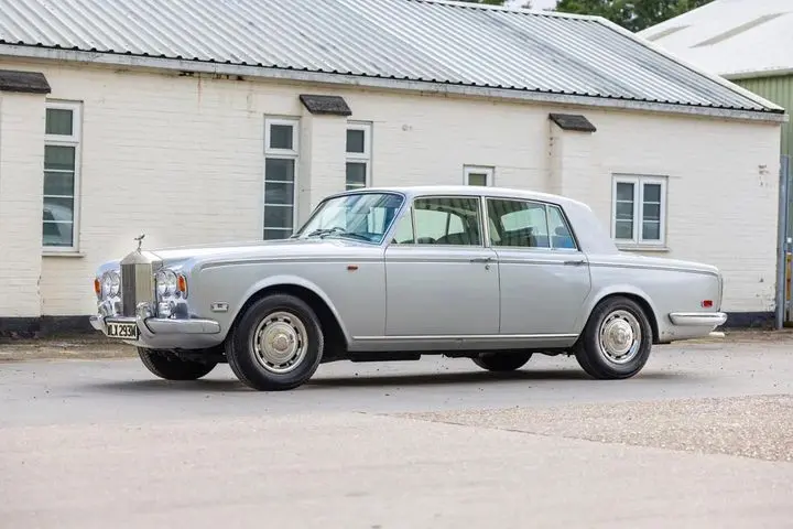 De Rolls-Royce van Freddie Mercury is voor een paar ton onder de hamer gegaan