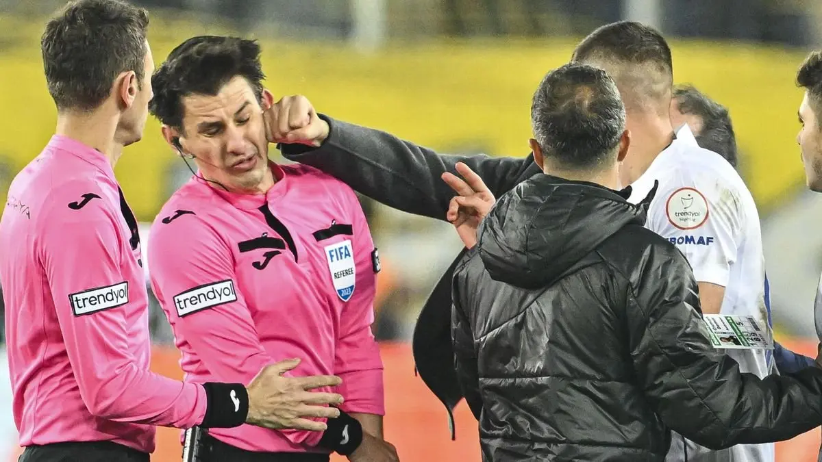 Chaos in het Turkse voetbal: voorzitter slaat scheidsrechter naar de grond
