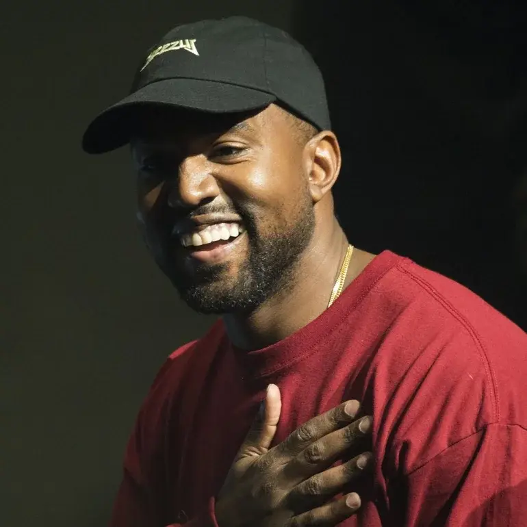 Kanye West trekt tanden eruit en plaatst titanium gebit à la James Bond schurk