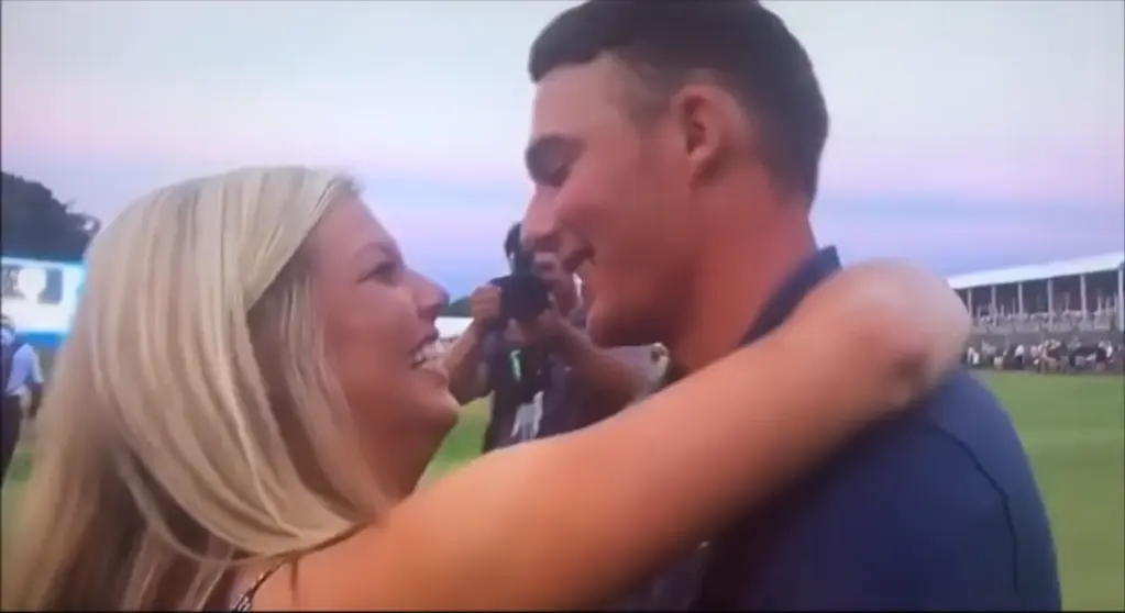 Golfer loopt blauwtje als hij zijn vriendin wilt zoenen na eerste PGA overwinning