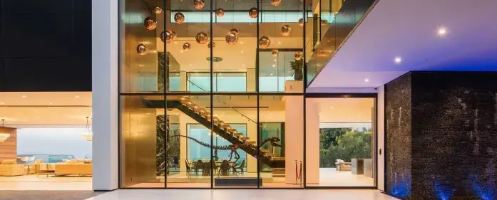 Deze villa heeft een echt dinosaurus-skelet binnen staan en staat te koop voor €34 miljoen