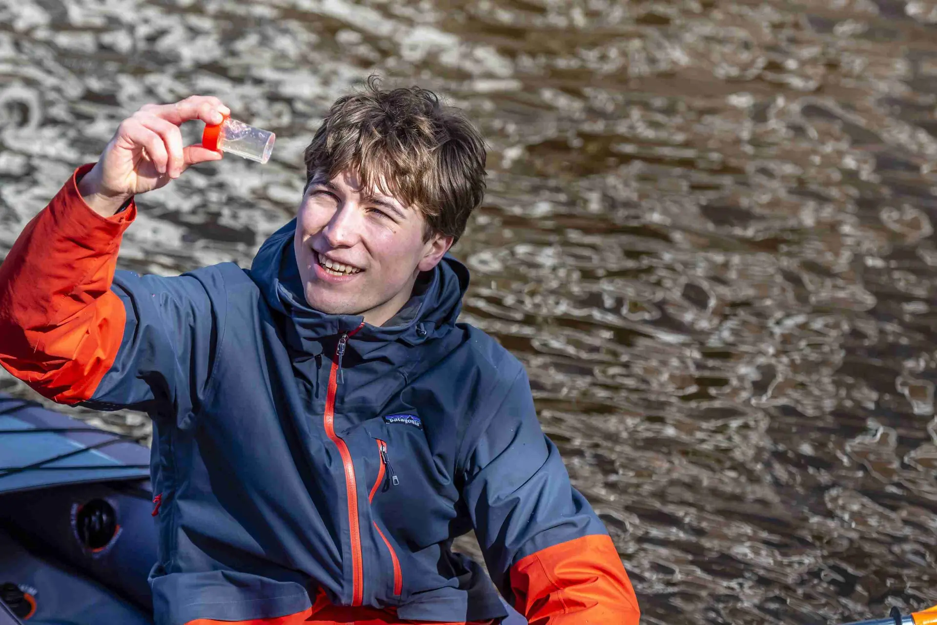 Student in Groningen komt met dé oplossing tegen microplastic en leidt de strijd met Robert Downey Jr.