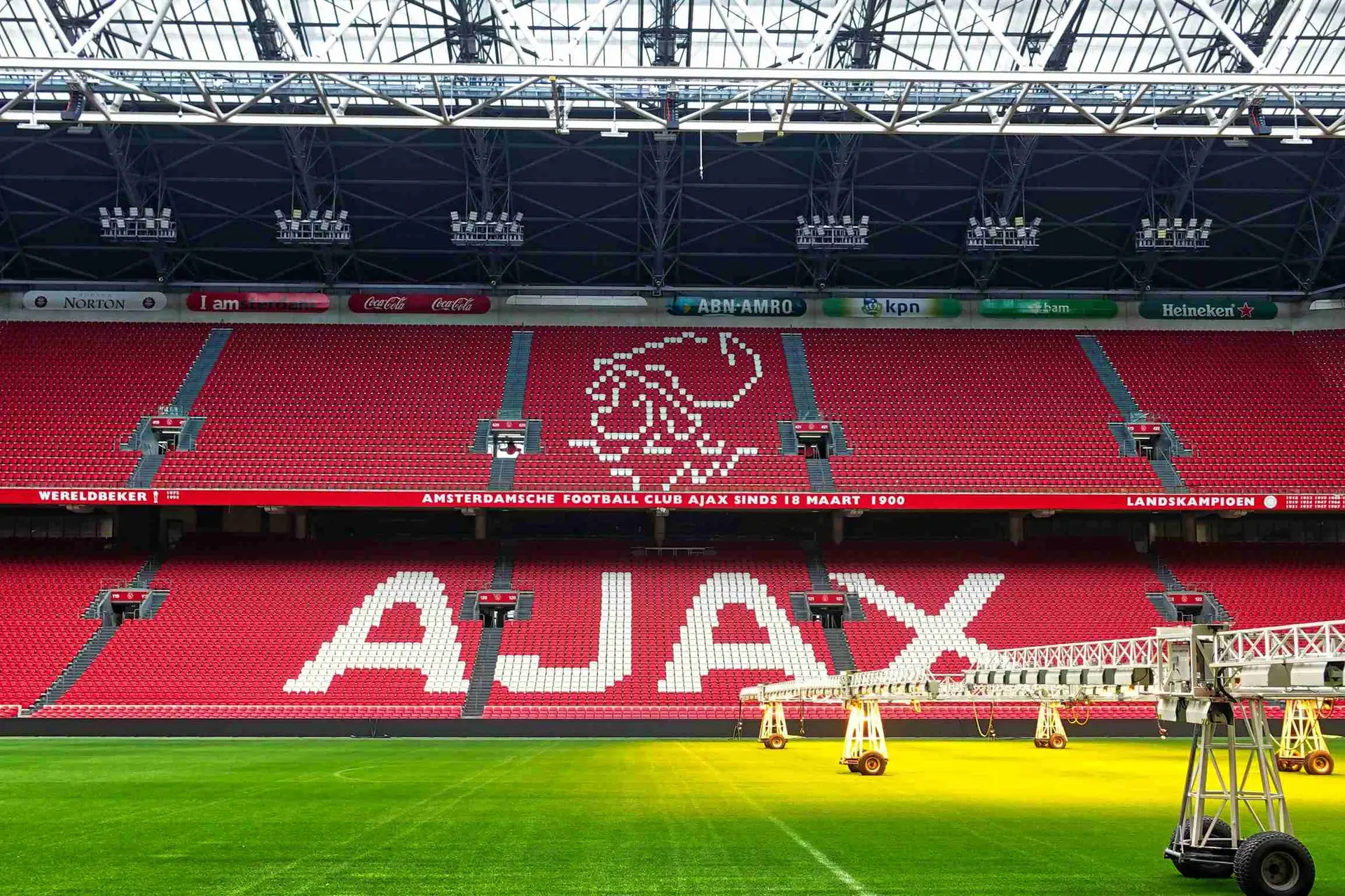 Kudus maakt prachtig gebaar voor overleden Atsu en wordt geel bespaard