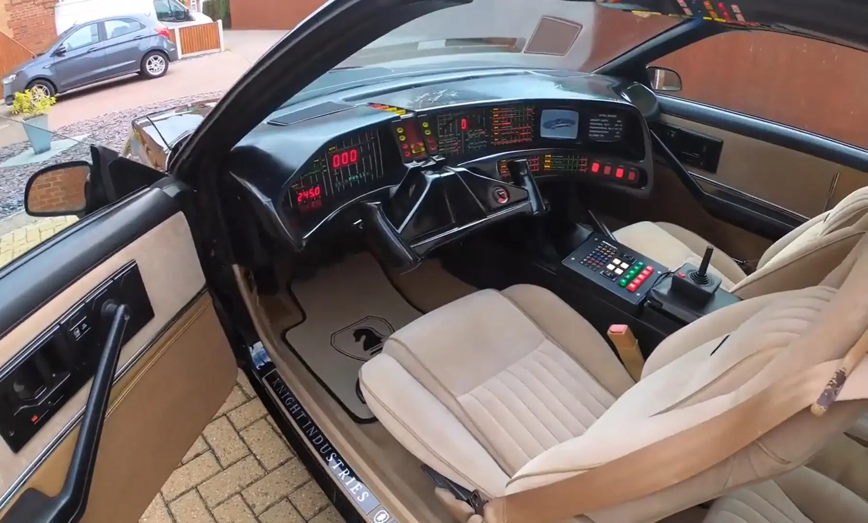 Man werkt wekenlang aan levensechte Knight Rider-bolide