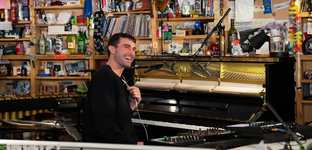 7 Tiny Desk Concerts die je gezien moet hebben: de intieme juweeltjes van livemuziek