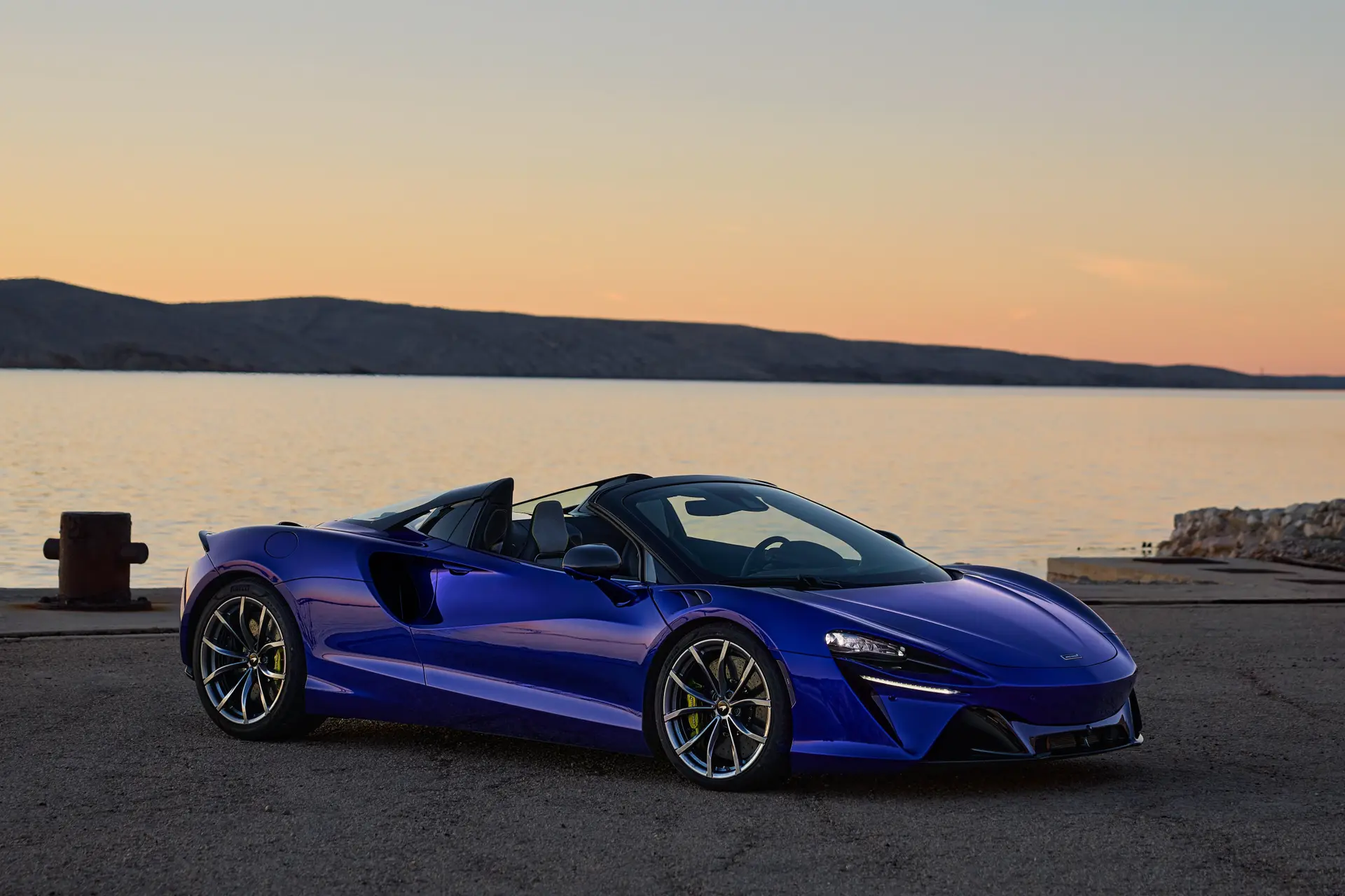Dakloos was nog nooit zo fijn als met de 700 pk sterke McLaren Artura Spider