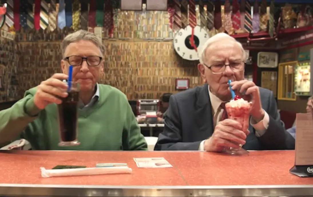 Bill Gates en Warren Buffet gaan samen shoppen in een winkel overladen met spullen van vroeger