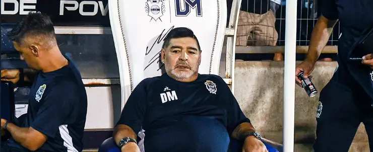 Diego Maradona kijkt de wedstrijden van zijn club op zijn eigen troon