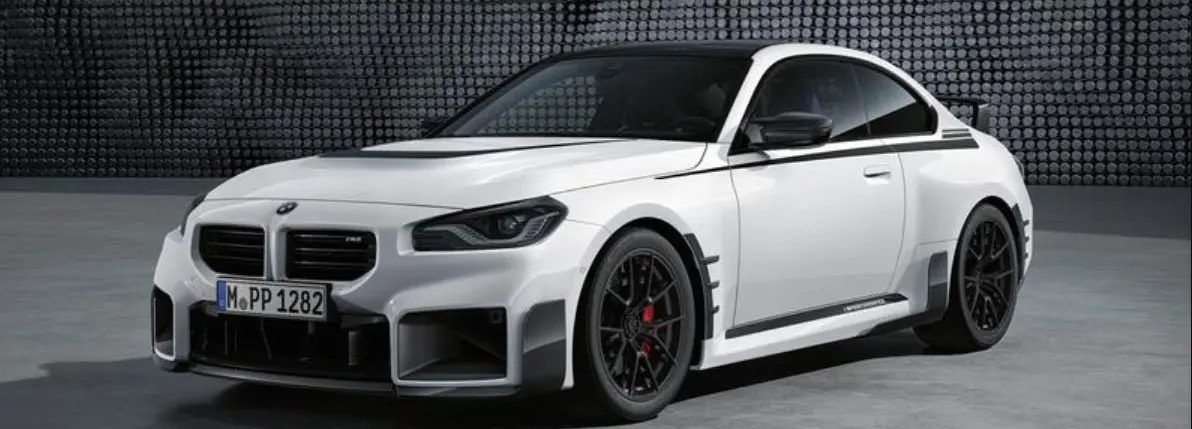 Het M-perfomance pakket van de 2023 BMW M2 maakt deze wagen helemaal af