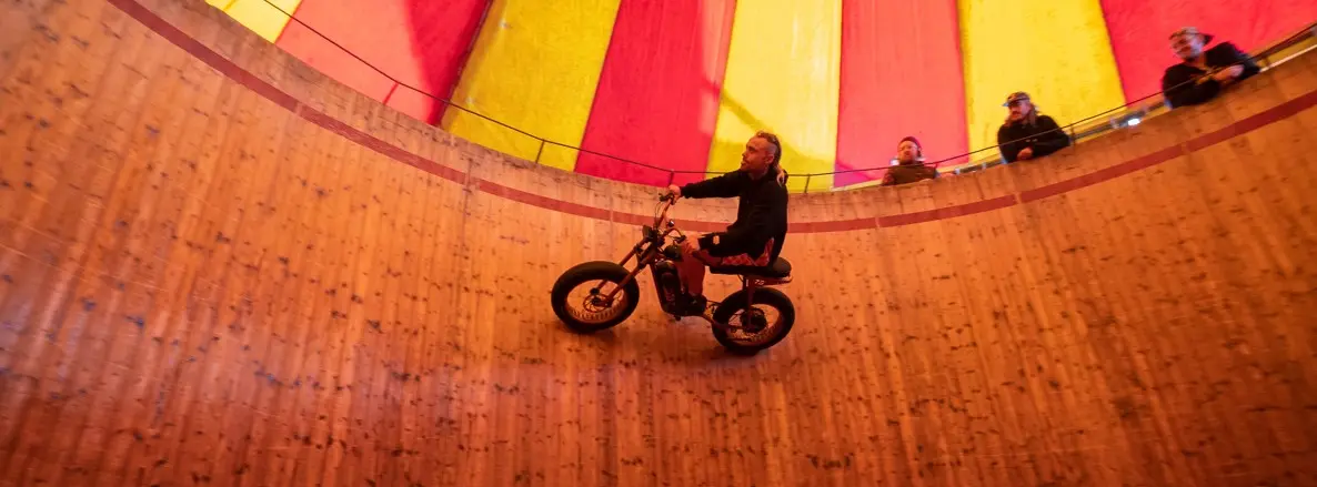 De nieuwe elektrische fiets van SUPER73 trotseert The Wall of Death