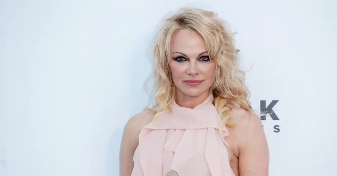 Pamela, a love story vertelt het echte verhaal van Pamela Anderson