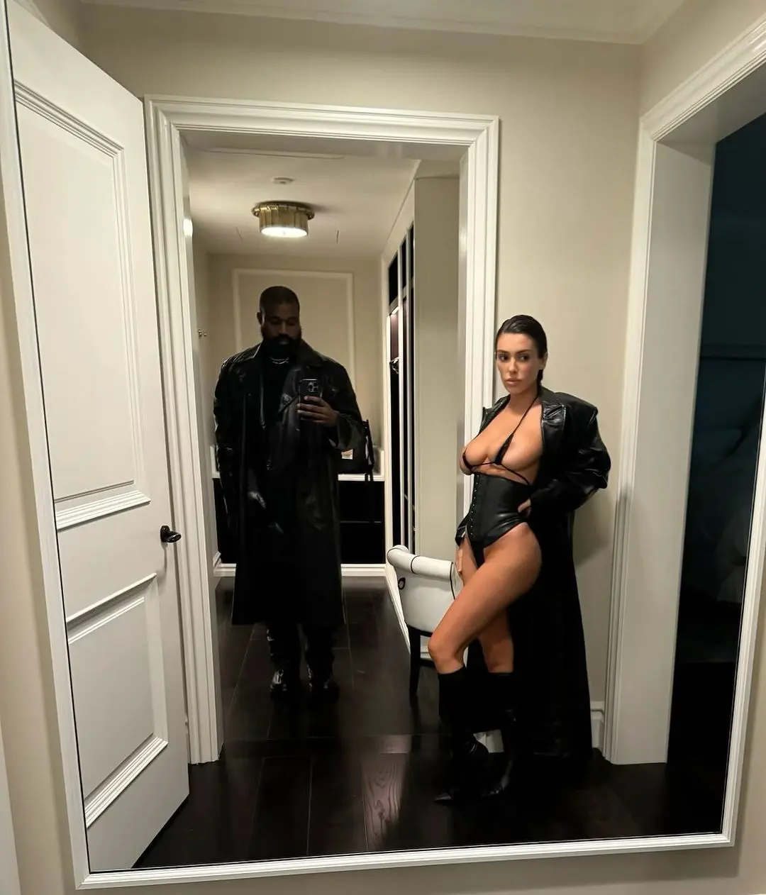 Kanye West weer in de spotlights na posten niets verhullende foto’s Bianca Censori