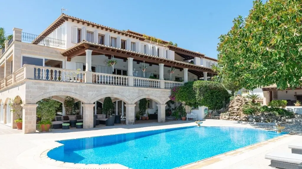 Dikke villa met exotische tuin is te vinden in het prachtige Mallorca voor een kleine 12,5 miljoen