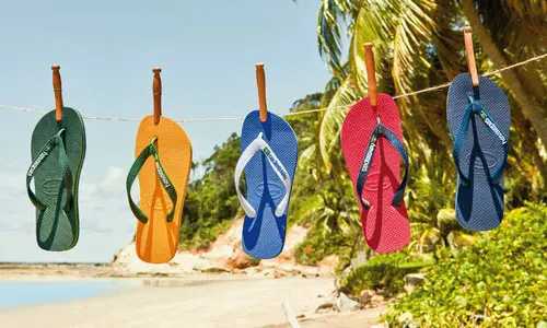 Dit zijn de slippers die deze zomer het strandbeeld gaan domineren