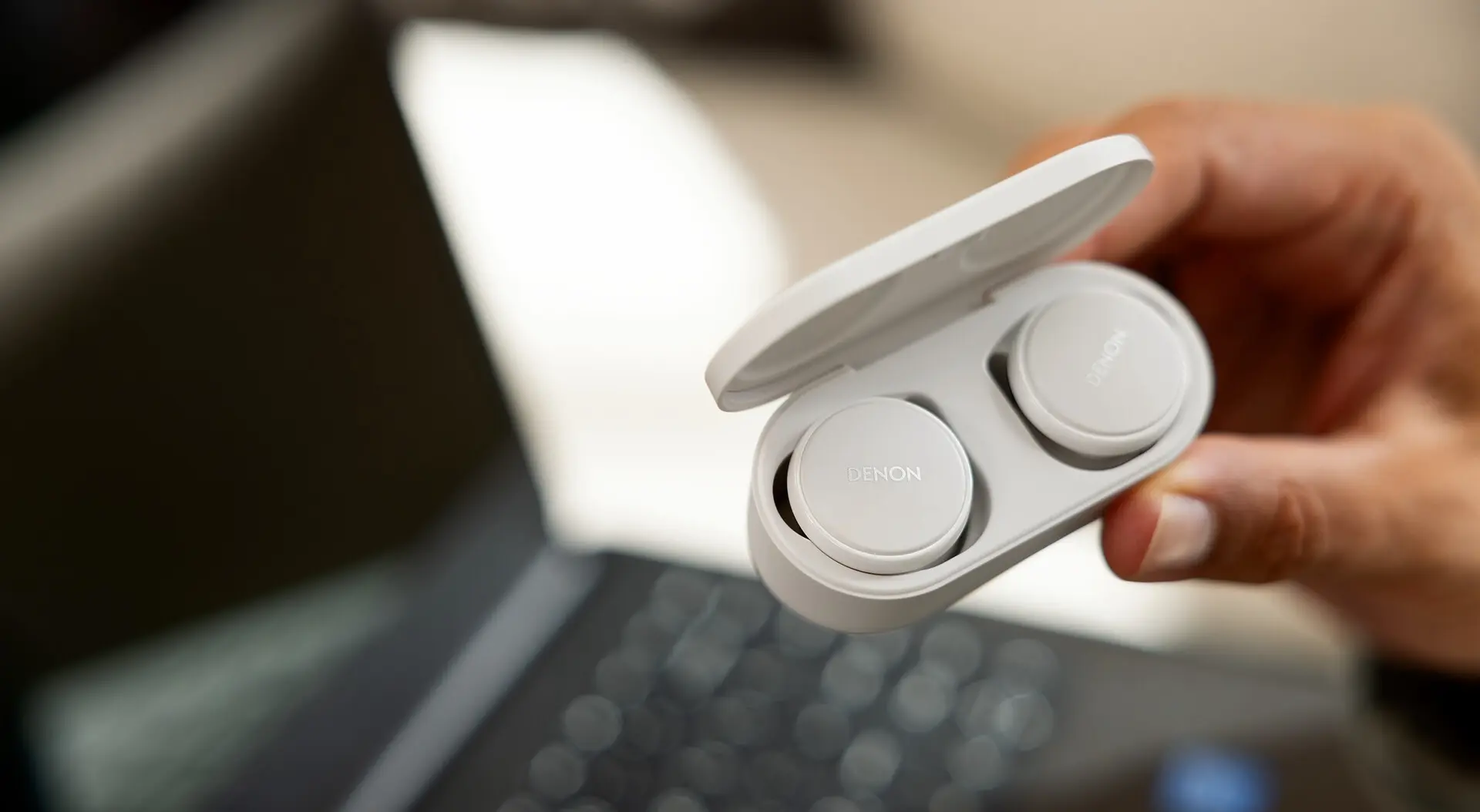 Audiomerk Denon komt met PerL White oordopjes voor een kneiterstrakke geluidservaring