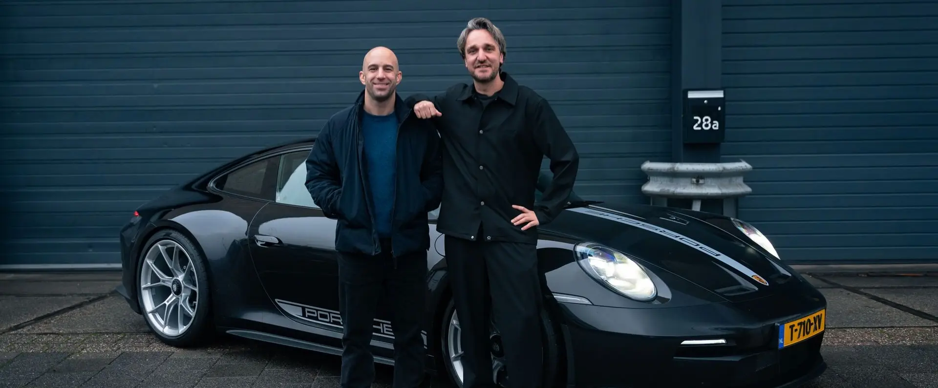 DAY1 x FHM: Jay-Jay Boske & Chris Riemens testen Porsche 911 GT3 Touring