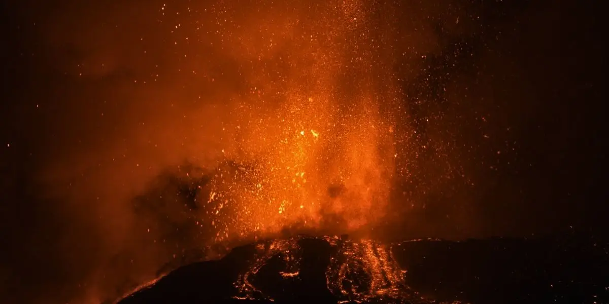 De natuur op zijn allersterkst: Vulkaan Etna barst opnieuw uit en legt Sicilië onder het as