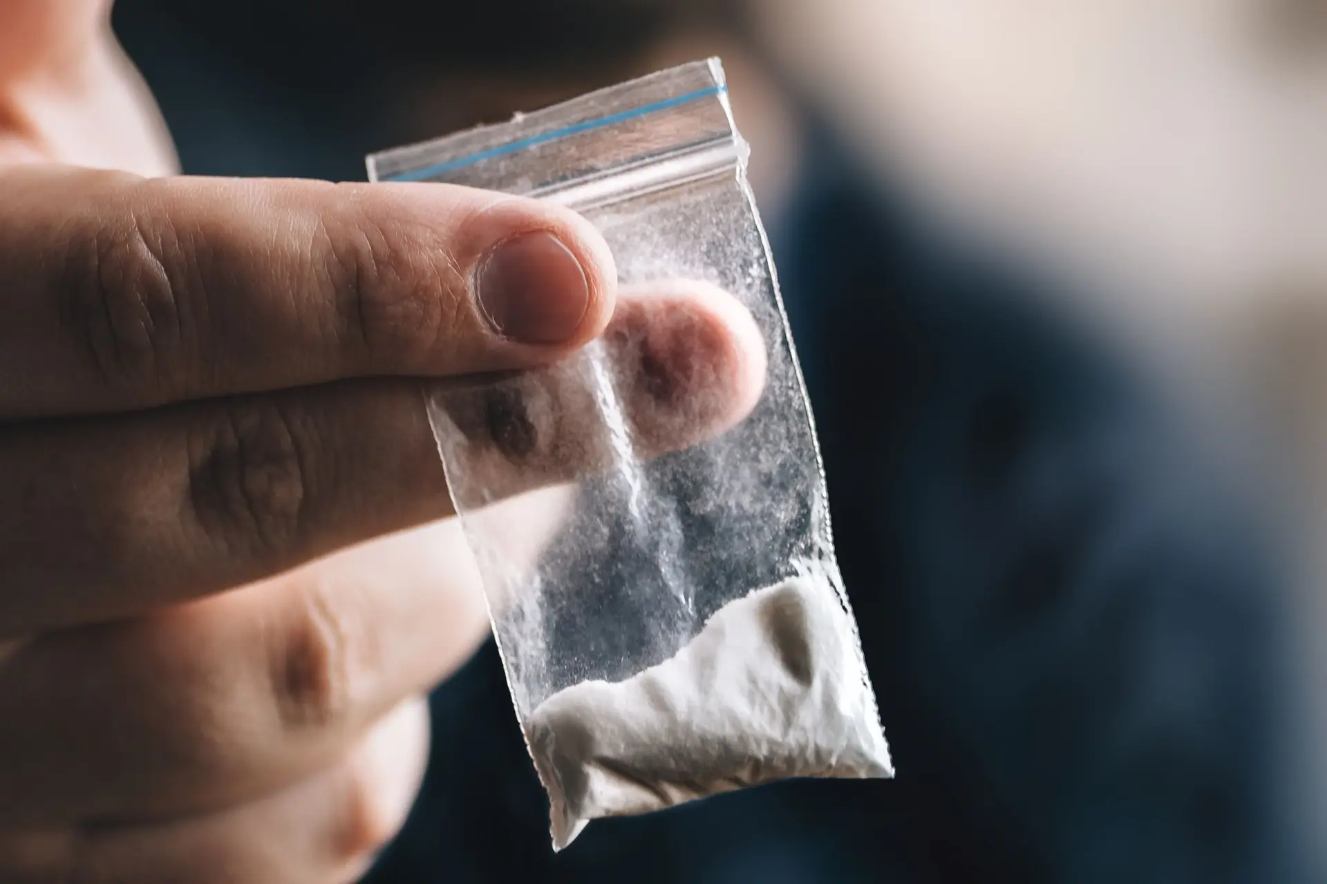 Dealer neemt 48 cocaïne zakjes in tijdens drugssmokkel