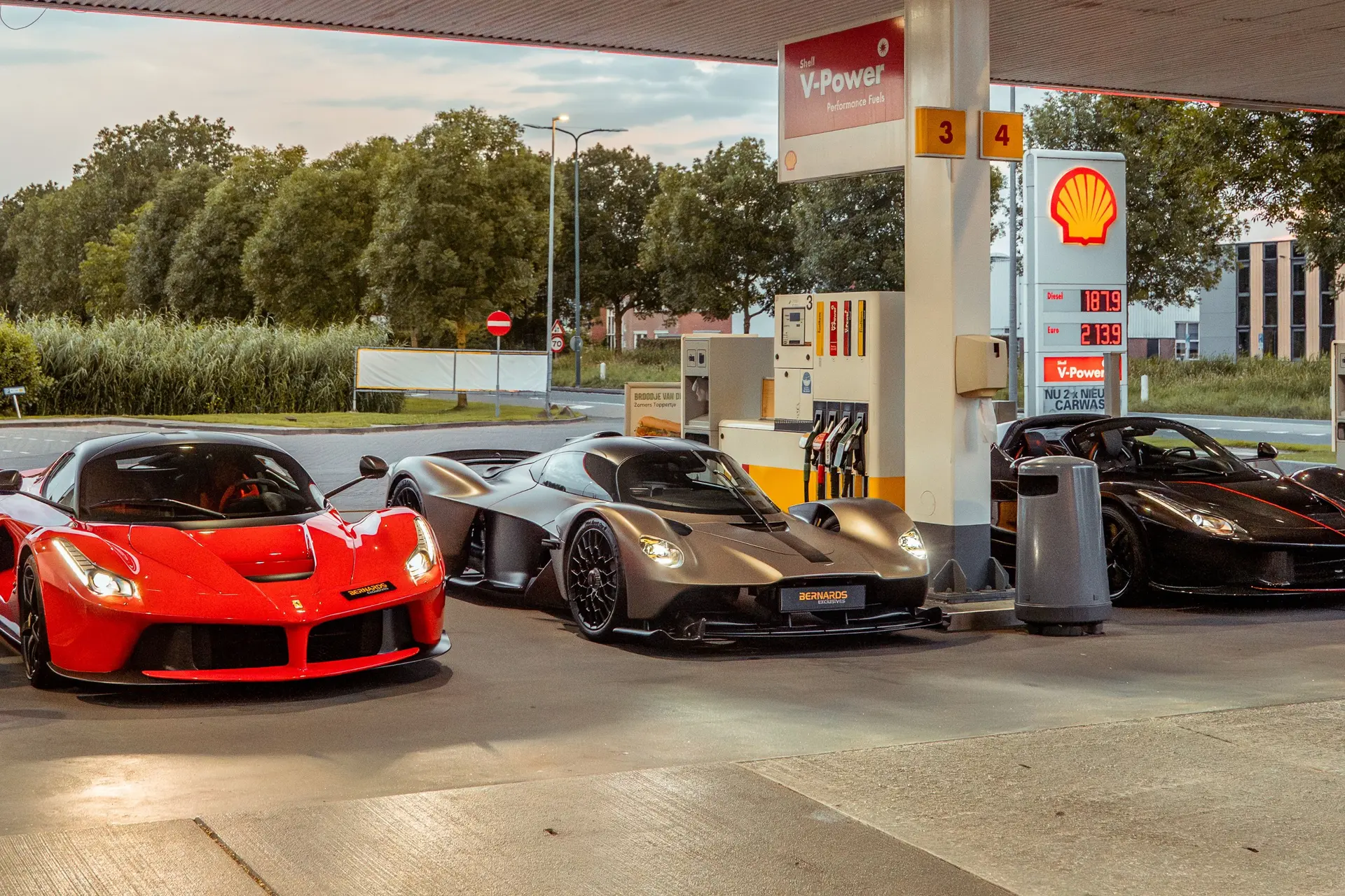 Hypercar trio's: LaFerrari, Valkyrie en  LaFerrari Aperta in hun pracht