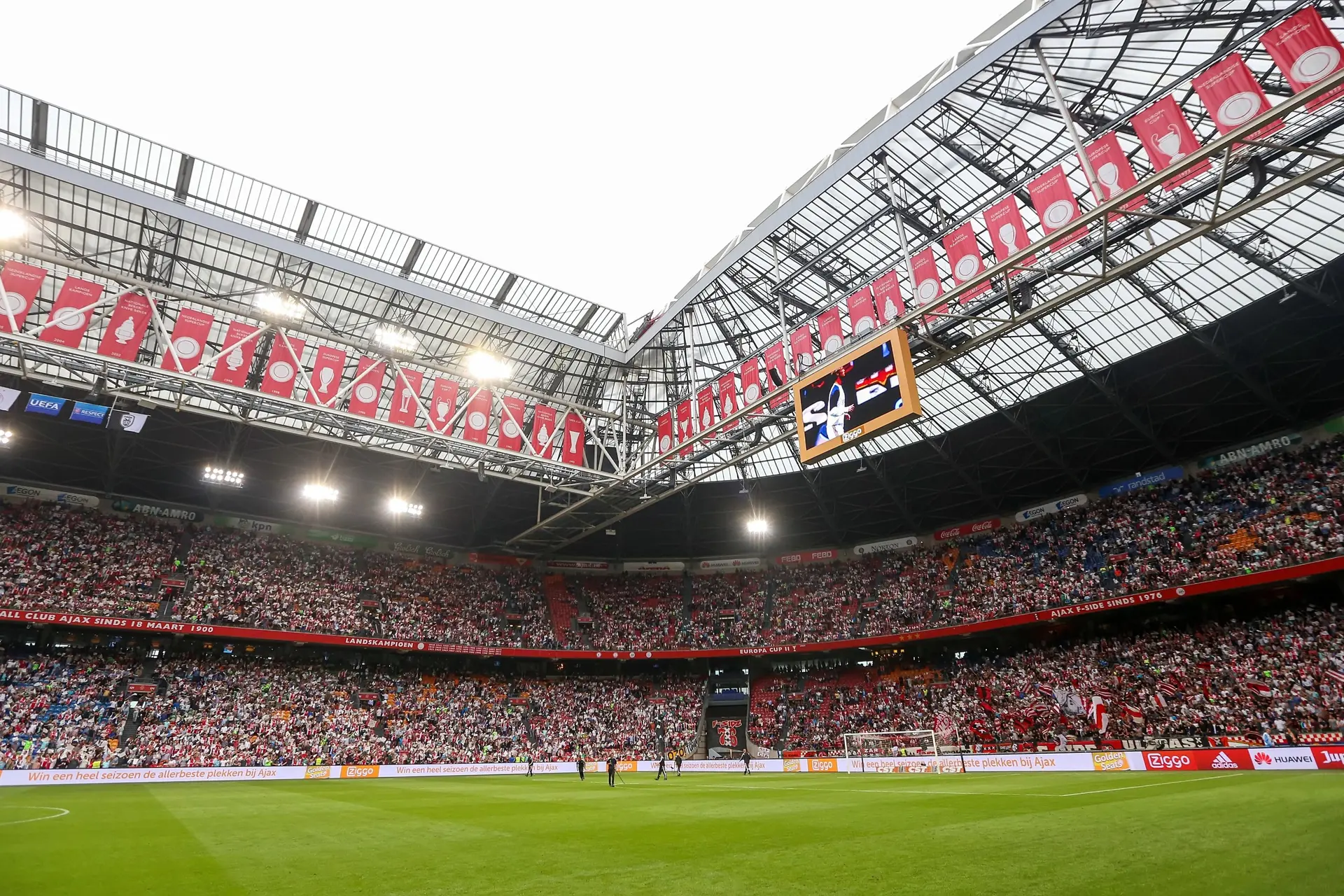 Ajax-fans tonen zich van hun slechtste kant