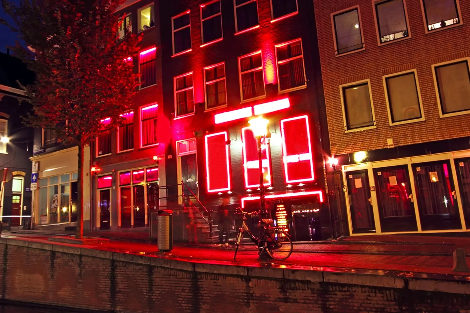 Levensgroot hologram van vermoorde sekswerker Betty Szabó nu te zien op de Wallen
