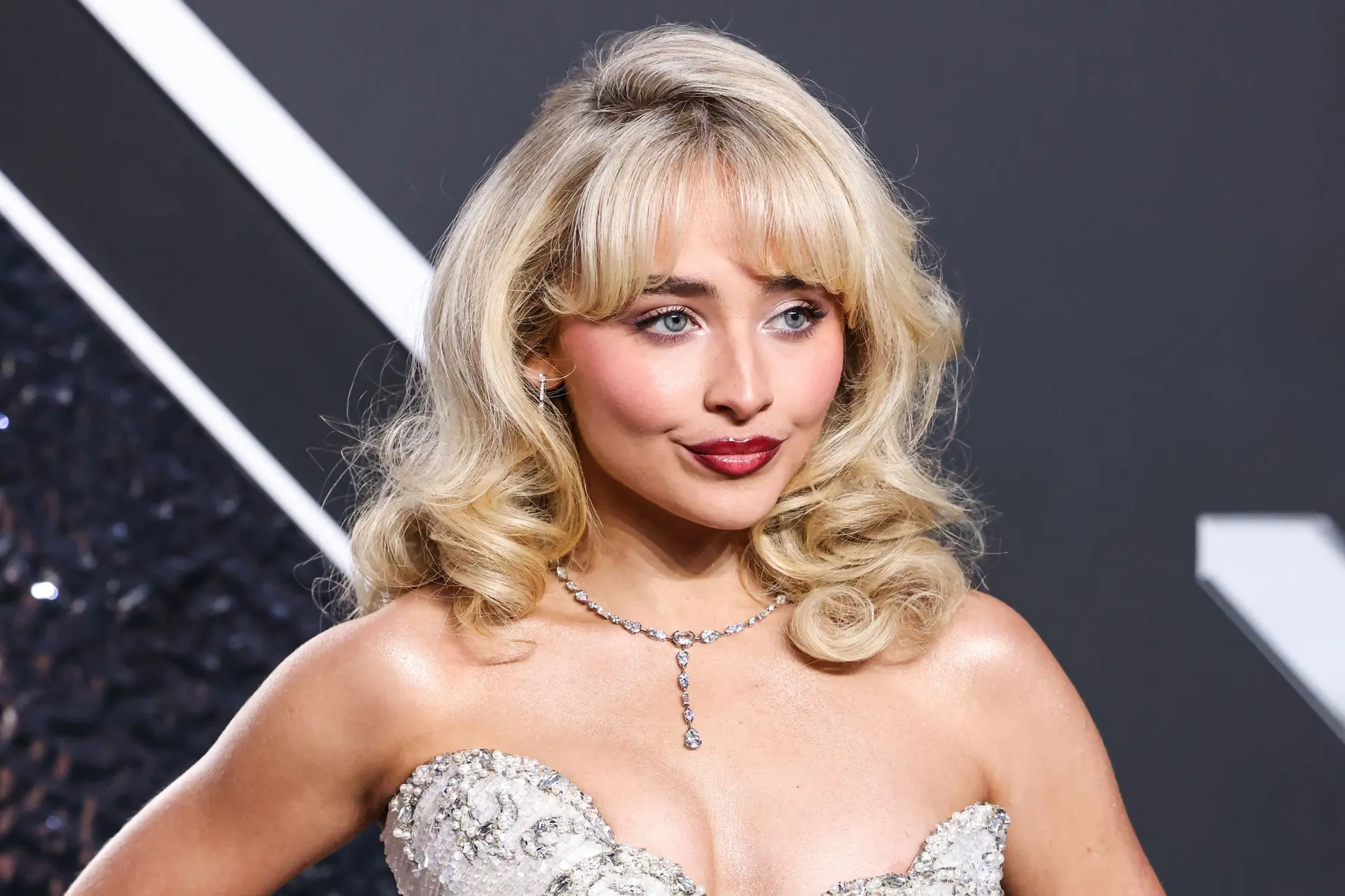 Priester verliest ambt na sexy videoclip van Sabrina Carpenter in kerk