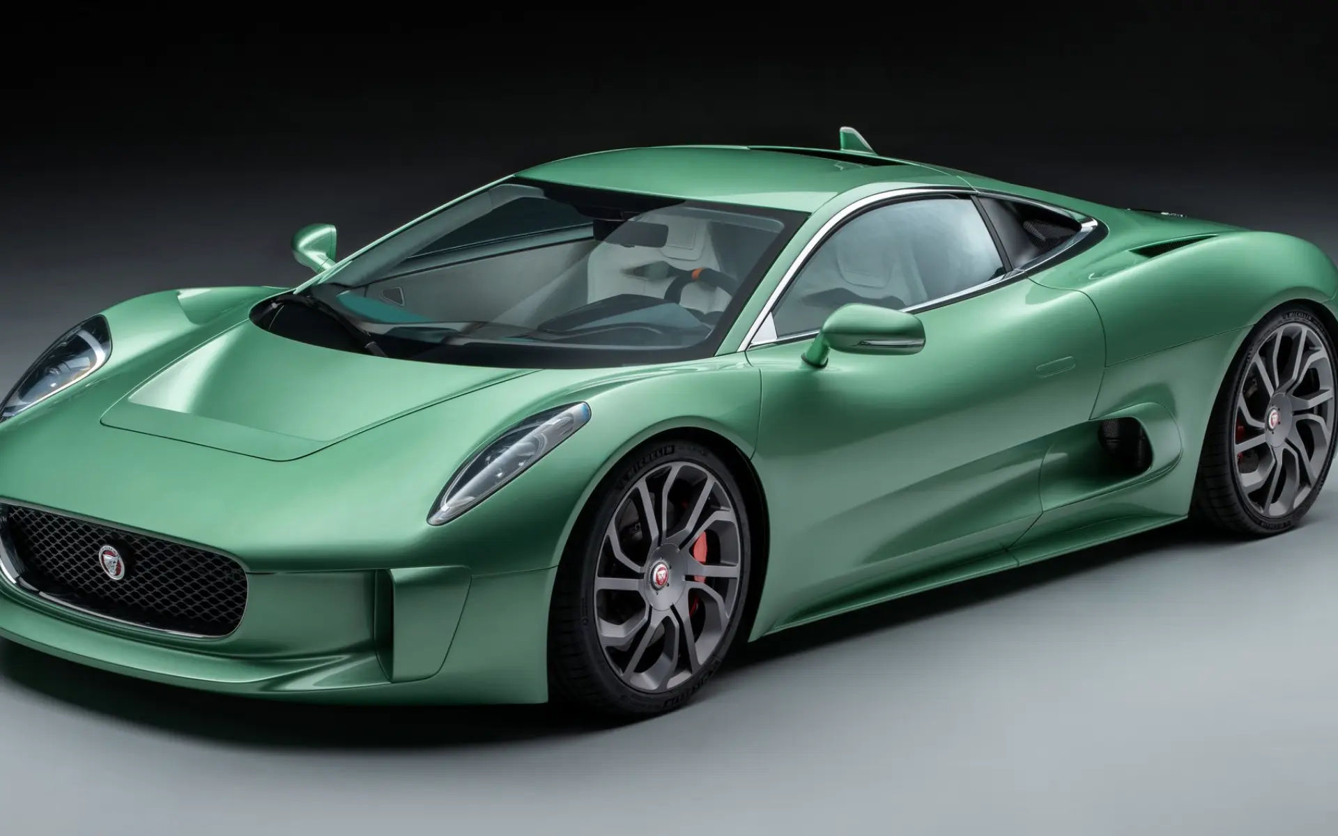 De Jaguar C-X75 is terug na 13 jaar om je van de weg af te blazen