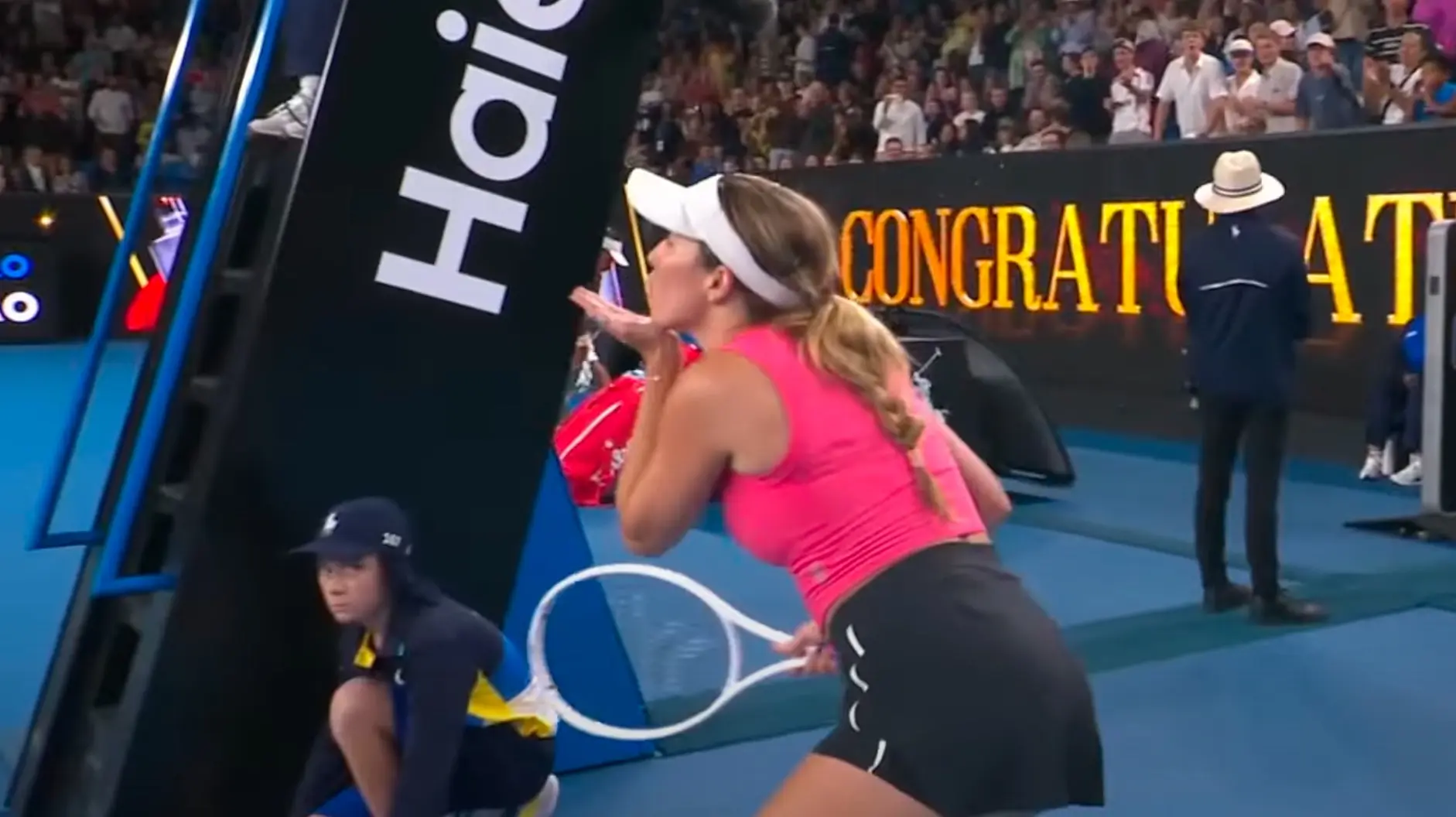 Tennisster gebaart dat het publiek haar kont mag kussen: “Haters betalen mijn rekening.”