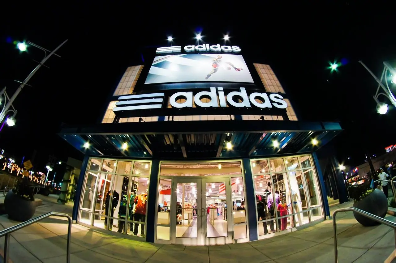 Adidas verandert voetbalshirts in knitwear en wij willen ze NU hebben