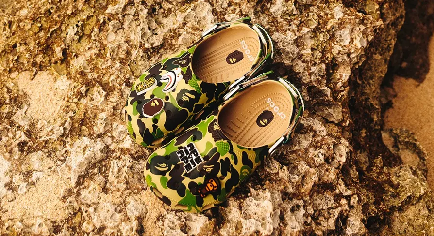BAPE x Crocs: de camouflage crocs die je moet hebben