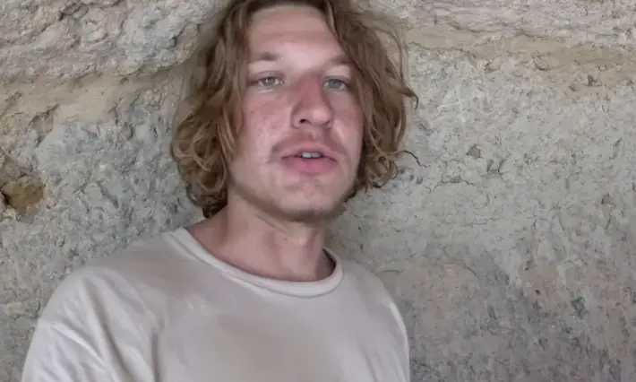 Gevaarlijke stunt: influencer laat blikje cola achter op verboden eiland van inheemse stam